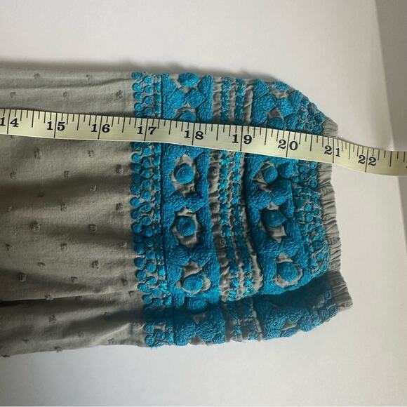 RUNGOLEE Gray Textured with Blue Embroidered Accent Blouse Top Women’s Small - Picture 8 of 10